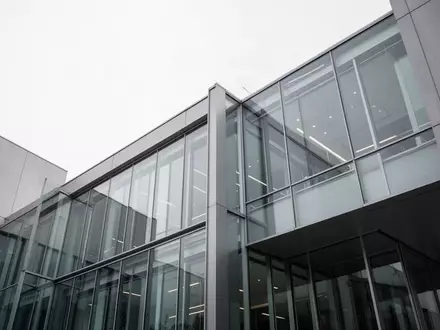 Moderne Fassade eines Bürogebäudes aus Glas und Stahl bei Tageslicht. - Foto: über boerse-global.de