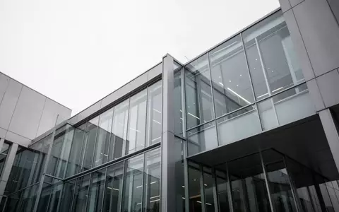 Moderne Fassade eines Bürogebäudes aus Glas und Stahl bei Tageslicht. - Foto: über boerse-global.de