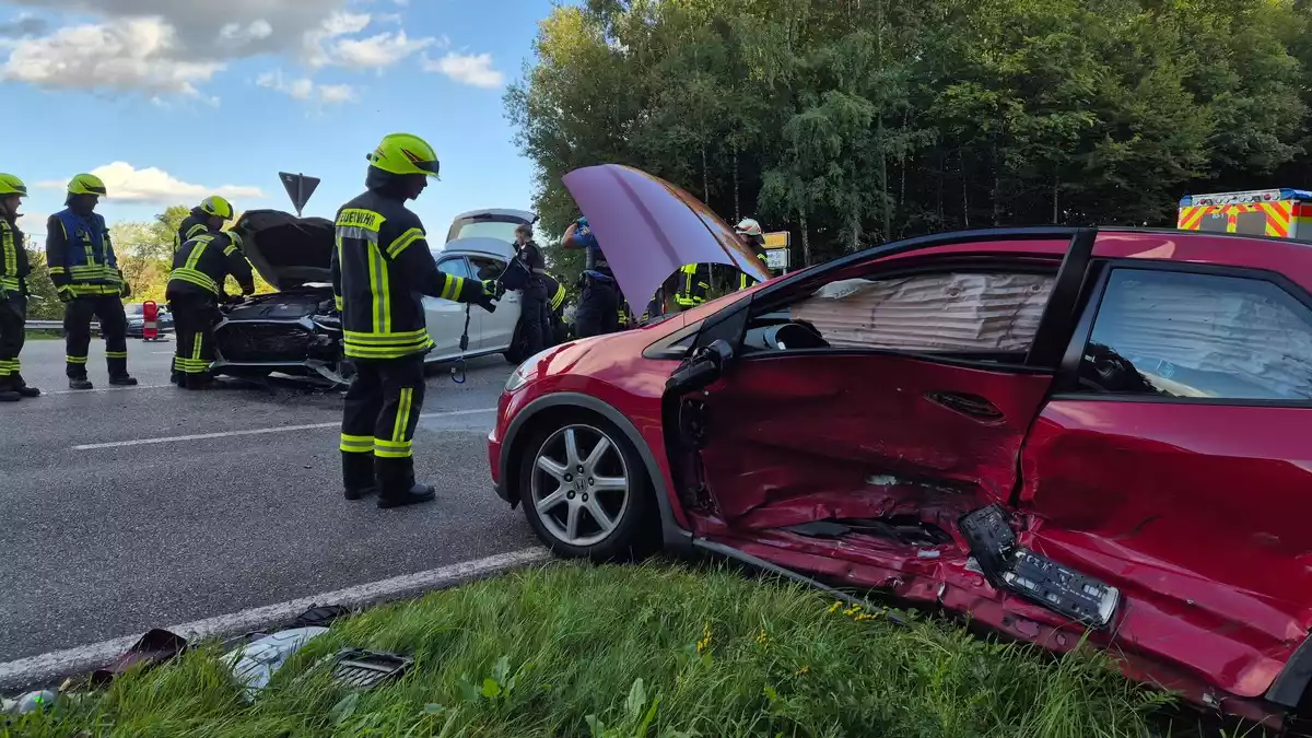 FW VG Westerburg: Zusammenstoß im Kreuzungsbereich - PKW-Insassen kommen mit dem Schrecken davon - Bild: presseportal.de