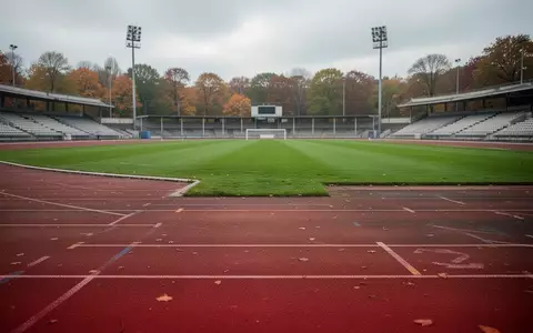 Eine leere Tartanbahn in einem Sportstadion an einem bewölkten Tag, die Weite der Anlage unterstreicht die Offenheit für alle. - Foto: über boerse-global.de