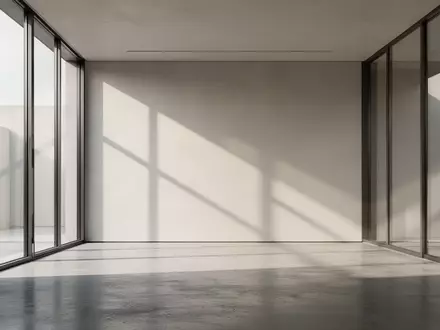 Minimalistisches, modernes Interieur mit klaren Linien und weichem Tageslicht, das durch große Fenster fällt. - Foto: über boerse-global.de