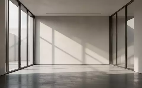 Minimalistisches, modernes Interieur mit klaren Linien und weichem Tageslicht, das durch große Fenster fällt. - Foto: über boerse-global.de