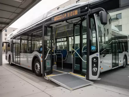 Eine ausgefahrene Rampe an einem modernen Stadtbus an einer barrierefreien Haltestelle bei Tageslicht. - Foto: über boerse-global.de