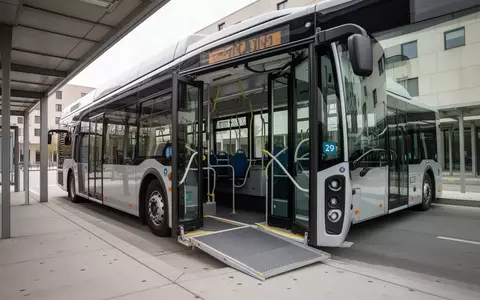 Eine ausgefahrene Rampe an einem modernen Stadtbus an einer barrierefreien Haltestelle bei Tageslicht. - Foto: über boerse-global.de