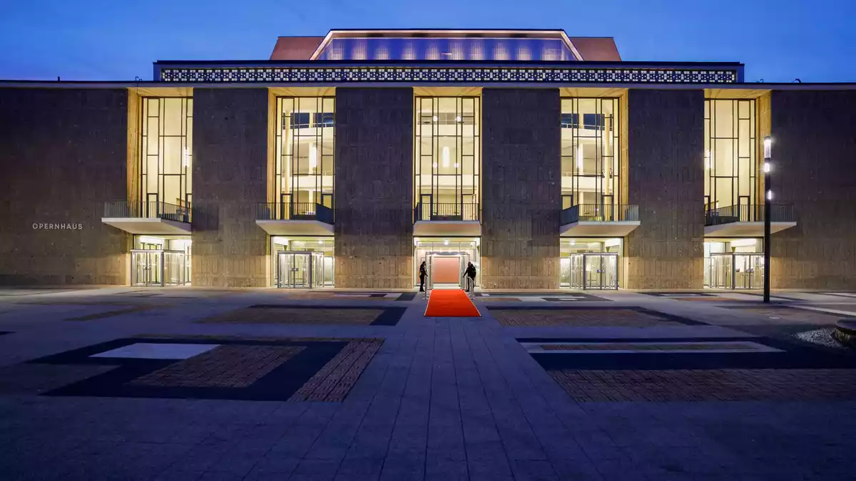 Die Kölner Oper und das Schauspielhaus sind am Donnerstagabend nach 14 Jahren Sanierung wiedereröffnet worden.  - Bild: Thomas Banneyer/dpa