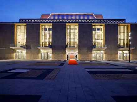 Die Kölner Oper und das Schauspielhaus sind am Donnerstagabend nach 14 Jahren Sanierung wiedereröffnet worden.  - Foto: Thomas Banneyer/dpa