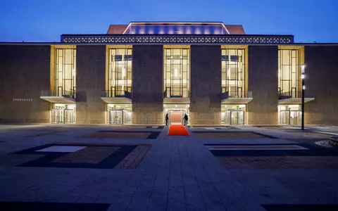 Die Kölner Oper und das Schauspielhaus sind am Donnerstagabend nach 14 Jahren Sanierung wiedereröffnet worden.  - Foto: Thomas Banneyer/dpa