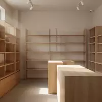 Innenansicht eines minimalistisch gestalteten Verkaufsraums mit leeren Holzregalen und natürlichem Tageslicht - Foto: über boerse-global.de