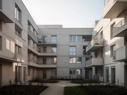 Moderne Gemeindebau-Architektur in Wien mit schlichten Fassaden und Balkonen bei Tageslicht. - Foto: über boerse-global.de