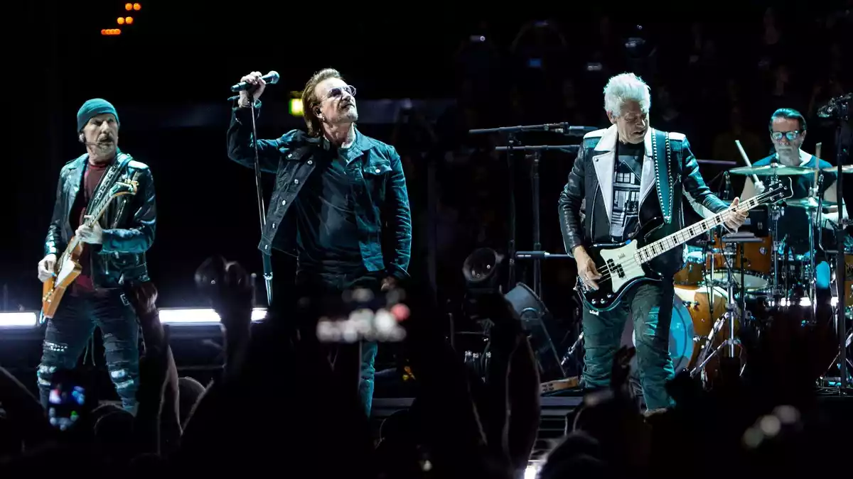 Das neue Album von U2 erscheint im November. (Archivfoto) - Bild: Daniel Bockwoldt/dpa