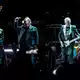 Das neue Album von U2 erscheint im November. (Archivfoto) - Bild: Daniel Bockwoldt/dpa