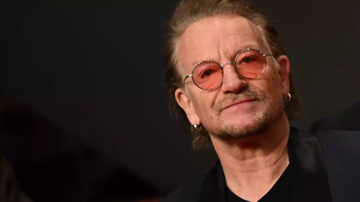 Bono singt das Duett gemeinsam mit Dolly Parton. (Archivfoto) - Bild: Britta Pedersen/dpa