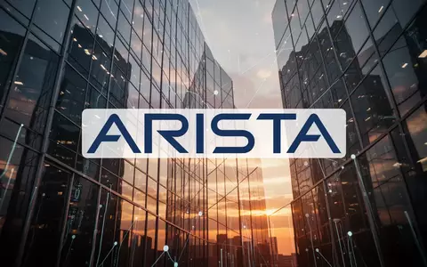 Moderne Glasfassade eines Bürogebäudes bei Sonnenuntergang als Symbol für den Technologiesektor. - Foto: über boerse-global.de