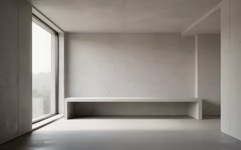 Minimalistisches, modernes Interieur mit klaren geometrischen Linien und natürlichem Tageslicht. - Foto: über boerse-global.de