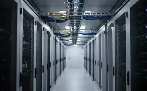 Ein moderner, minimalistischer Serverraum mit Industrieregalen und Kabeltrassen in kühlem Licht. - Foto: über boerse-global.de