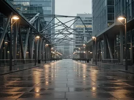 Ein einsamer, modern gestalteter Fußgängerweg in der Dämmerung, beleuchtet von Straßenlaternen. - Foto: über boerse-global.de