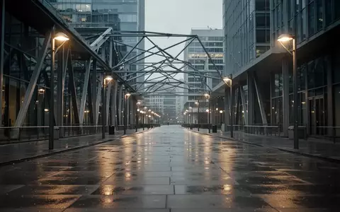 Ein einsamer, modern gestalteter Fußgängerweg in der Dämmerung, beleuchtet von Straßenlaternen. - Foto: über boerse-global.de