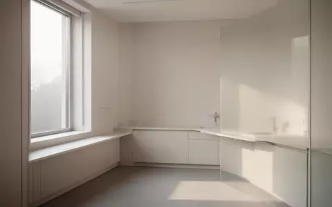 Ein heller, minimalistisch gestalteter Raum mit sanftem Tageslicht, der eine ruhige und saubere Atmosphäre vermittelt. - Foto: über boerse-global.de