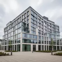 Moderne Hotelfassade in Frankfurt-Niederrad an einem bewölkten Tag. - Foto: über boerse-global.de
