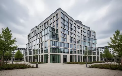Moderne Hotelfassade in Frankfurt-Niederrad an einem bewölkten Tag. - Foto: über boerse-global.de