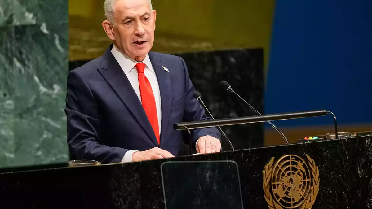 Rede vor lichten Reihen: Israels Ministerpräsident Netanjahu. - Bild: Yuki Iwamura/AP/dpa
