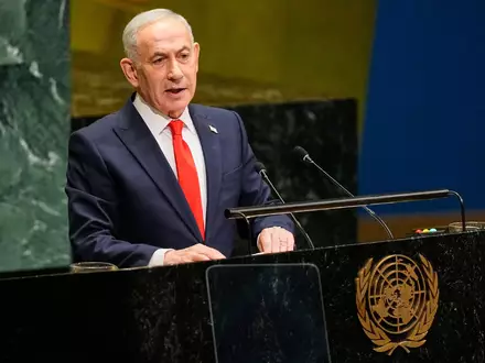 Rede vor lichten Reihen: Israels Ministerpräsident Netanjahu. - Foto: Yuki Iwamura/AP/dpa