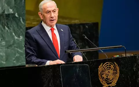 Rede vor lichten Reihen: Israels Ministerpräsident Netanjahu. - Foto: Yuki Iwamura/AP/dpa