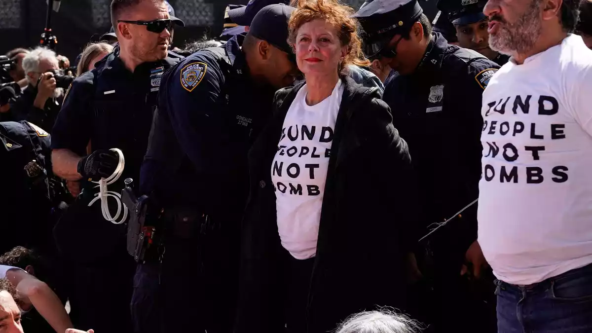 Auch vor dem UN-Gebäude gab es Protest. Schauspielerin Susan Sarandon wurde festgenommen. - Bild: Madison Swart/AP/dpa