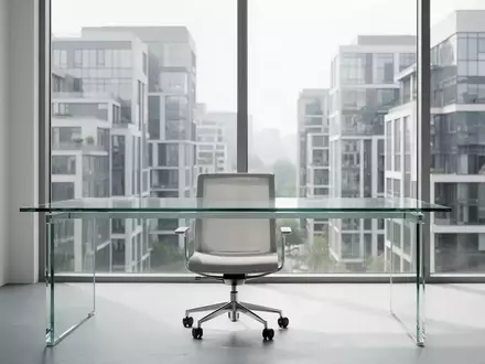 Ein heller, minimalistischer Arbeitsplatz in einem modernen Büro mit Blick auf eine städtische Skyline. - Foto: über boerse-global.de