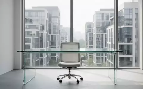 Ein heller, minimalistischer Arbeitsplatz in einem modernen Büro mit Blick auf eine städtische Skyline. - Foto: über boerse-global.de