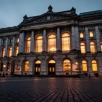 Die nächtliche Fassade eines historischen Regierungsgebäudes mit beleuchteten Fenstern und einem leeren Vorplatz. - Foto: über boerse-global.de