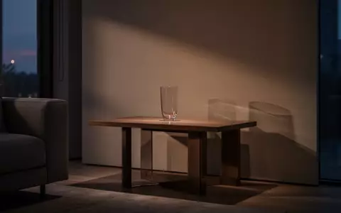 Ein minimalistischer Beistelltisch in einem schattigen Wohnzimmer bei Dämmerung. - Foto: über boerse-global.de