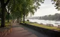 Neugestaltetes Rheinufer in Boppard mit Grünflächen, Bäumen und Blick auf den Fluss. - Foto: über boerse-global.de