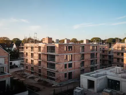 Unfertige Wohngebäude auf einer Baustelle in einer deutschen Vorstadt bei Tageslicht. - Foto: über boerse-global.de