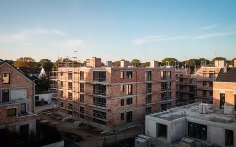 Unfertige Wohngebäude auf einer Baustelle in einer deutschen Vorstadt bei Tageslicht. - Foto: über boerse-global.de