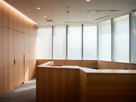 Ein minimalistisches, modernes Büro einer japanischen Behörde mit hellen Holzelementen und natürlichem Licht. - Foto: über boerse-global.de