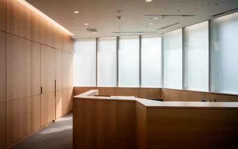 Ein minimalistisches, modernes Büro einer japanischen Behörde mit hellen Holzelementen und natürlichem Licht. - Foto: über boerse-global.de
