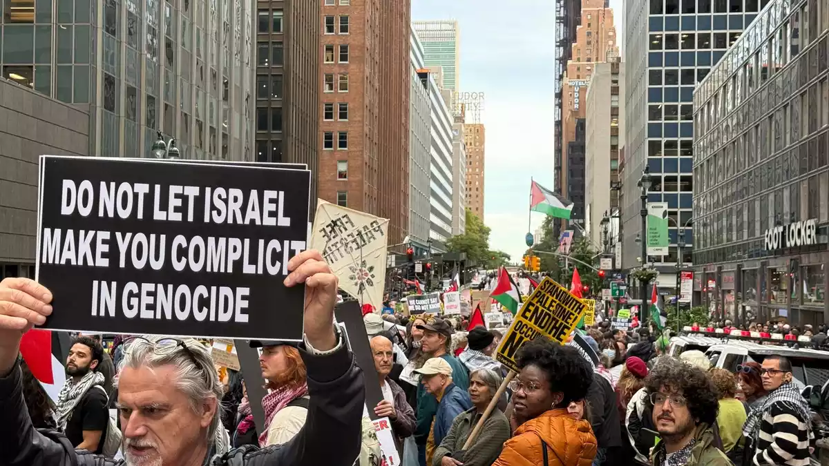 Hunderte Protestieren in New York. - Bild: Franziska Spiecker/dpa