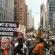 Hunderte Protestieren in New York. - Bild: Franziska Spiecker/dpa