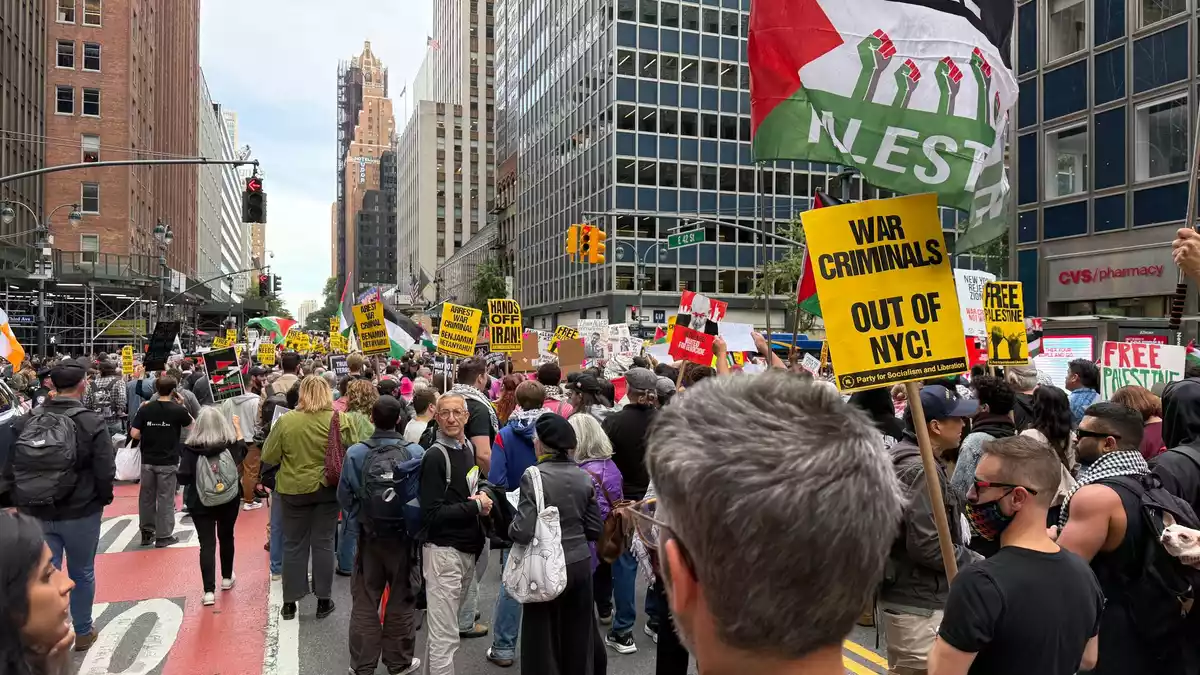 Hunderte Protestieren in New York in gegen Netanjahu. - Bild: Franziska Spiecker/dpa