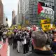 Hunderte Protestieren in New York in gegen Netanjahu. - Bild: Franziska Spiecker/dpa