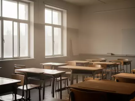 Ein leerer, sonnendurchfluteter Klassenraum nach Schulschluss mit ordentlich aufgereihten Tischen und Stühlen. - Foto: über boerse-global.de