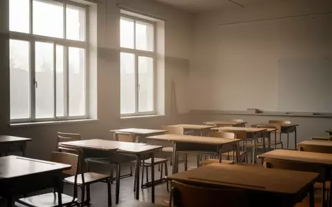 Ein leerer, sonnendurchfluteter Klassenraum nach Schulschluss mit ordentlich aufgereihten Tischen und Stühlen. - Foto: über boerse-global.de
