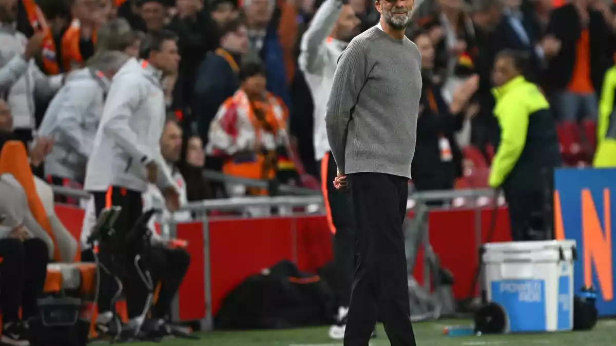 Auch die internationale Presse schrieb über das Debüt von Jürgen Klopp. - Bild: Federico Gambarini/dpa