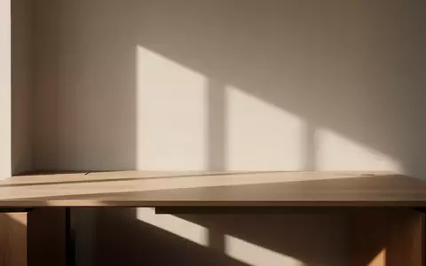 Ein minimalistischer, heller Arbeitsbereich mit einem leeren Holztisch und sanftem Lichteinfall. - Foto: über boerse-global.de
