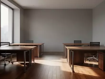 Ein minimalistisch eingerichtetes, helles Büro mit leeren Schreibtischen und natürlichem Lichteinfall. - Foto: über boerse-global.de