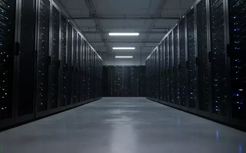 Reihen von dunklen, stillen Server-Racks in einem modernen, schwach beleuchteten Rechenzentrum. - Foto: über boerse-global.de