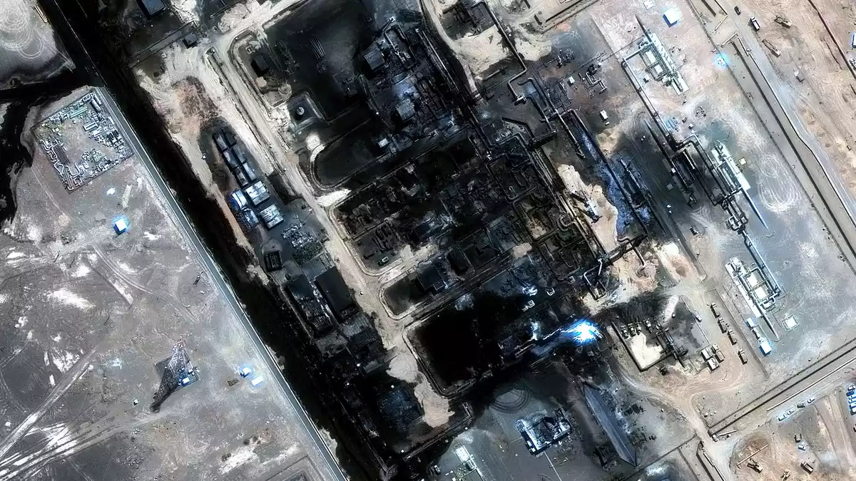 Bei den Huthi-Angriffen im September sollen Pumpstationen der Pipeline getroffen worden sein. (Archivbild) - Bild: Uncredited/Satellite image ©2026 Vantor/AP/dpa