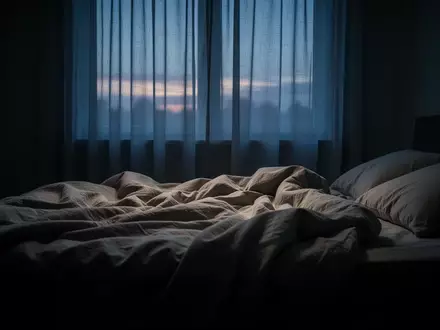 Ein stilles, ungemachtes Bett in einem in diffuses Morgenlicht getauchten Schlafzimmer, das eine Atmosphäre der Introspektion vermittelt. - Foto: über boerse-global.de