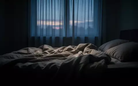 Ein stilles, ungemachtes Bett in einem in diffuses Morgenlicht getauchten Schlafzimmer, das eine Atmosphäre der Introspektion vermittelt. - Foto: über boerse-global.de